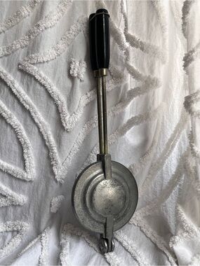 Vintage Toas-Tite Cast Aluminum Campfire Sandwich Maker with Bakelite Handles